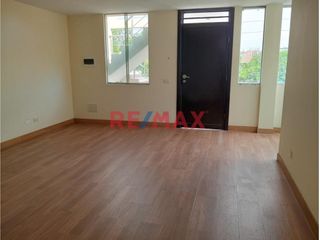 Foto 2 de Amplio Departamento en tercer piso ubicado en Urb. Casuarinas, con vista a lindo parque

* 3 Habitaciones
* 2 baños completos
* Sala comedor ampli