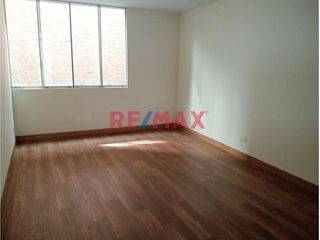 Foto 4 de Amplio Departamento en tercer piso ubicado en Urb. Casuarinas, con vista a lindo parque

* 3 Habitaciones
* 2 baños completos
* Sala comedor ampli