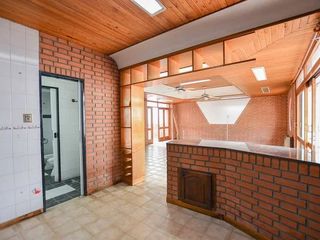 Casa en venta - 2 dormitorios 2 baños - 300mts2 - La Plata