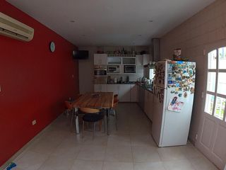 Venta Casa 5 ambientes con Jardin, Pileta y Cochera - Villa del Parque!