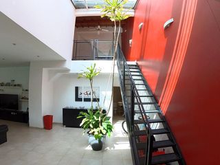 Venta Casa 5 ambientes con Jardin, Pileta y Cochera - Villa del Parque!