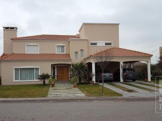 Foto 1 de Casa Venta Comahue Golf Club Neuquén, 3 dormitorios, 3 baños, escritorio y jardín