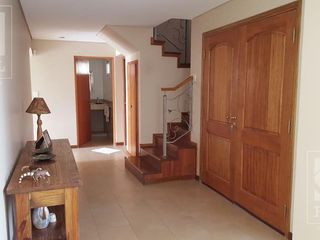 Foto 2 de Casa Venta Comahue Golf Club Neuquén, 3 dormitorios, 3 baños, escritorio y jardín