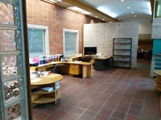Foto 5 de San Eduardo Amplio local con área de oficinas, bodegas, talleres