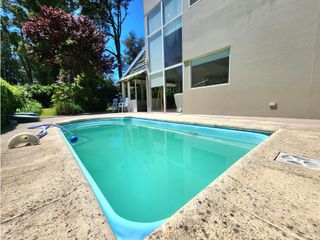 Casa tres ambientes con piscina. Bosque Peralta Ramos.