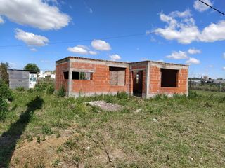 VENTA -  CASA A TERMINAR EN LOTE DE 508 M2 -  ACEQUIAS DEL AIRE, ROLDÁN -