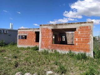 VENTA -  CASA A TERMINAR EN LOTE DE 508 M2 -  ACEQUIAS DEL AIRE, ROLDÁN -