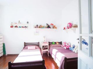 Casa en venta - 5 dormitorios 4 baños - 254mts2 - La Plata