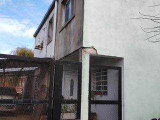 Casa en venta - 3 dormitorios 1 baño - cochera - 238mts2 - Lisandro Olmos Etcheverry, La Plata