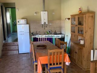 AT140 - ICHO CRUZ SIERRA Casa con 2 Dormitorios, 1 baño, Living-Comedor, Pileta