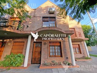 Venta De Duplex De 3 Ambientes Con Cochera Y Patio En Bernal Tipo Casa