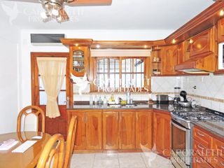 Venta De Duplex De 3 Ambientes Con Cochera Y Patio En Bernal Tipo Casa