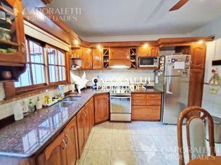 Venta De Duplex De 3 Ambientes Con Cochera Y Patio En Bernal Tipo Casa