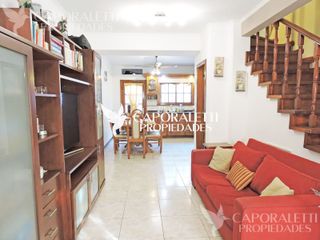 Venta De Duplex De 3 Ambientes Con Cochera Y Patio En Bernal Tipo Casa