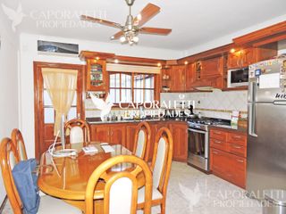 Venta De Duplex De 3 Ambientes Con Cochera Y Patio En Bernal Tipo Casa