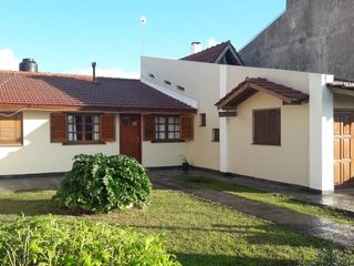 Foto 1 de LATORRE PROP. VENDE CHALET DE 5 AMBIENTES CON HERMOSO PARQUE -