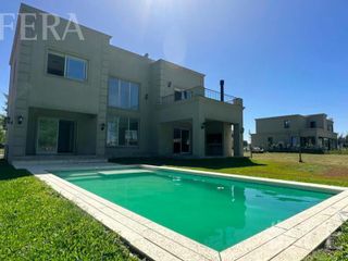 Venta casa 5 ambientes con cochera, galería y piscina en Greenville - Berazategui