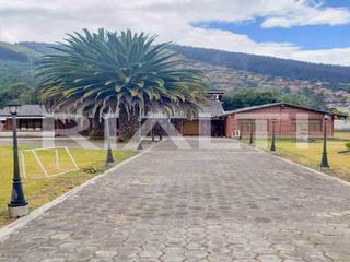 En venta Quinta con piscina y amplio terreno, Mirasierra, Valle de los Chillos