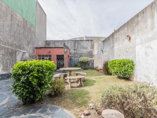 Retasada Venta casa con galpón, terreno propio en Avellaneda, lavadero, cochera, jardín, terraza