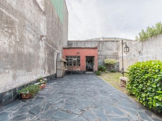 Retasada Venta casa con galpón, terreno propio en Avellaneda, lavadero, cochera, jardín, terraza