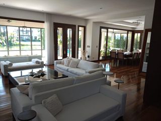 NORDELTA - Casa en venta con impresionante vista al lago dentro del barrio Cabos del Lago