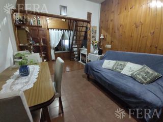 Venta de departamento tipo casa PH 3 ambientes con cochera y patio en Quilmes (31768)