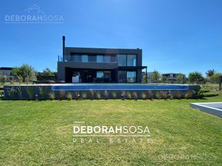 Casa en  Venta 6 Ambientes al lagua con Pileta y Muelle - El Cantón Zona Norte Escobar
