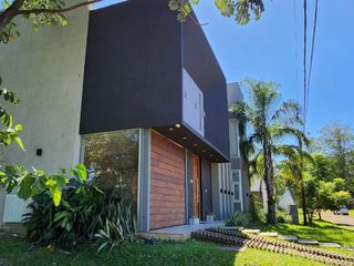 Casa de Diseño en Barrio Privado Panambi Amoblada