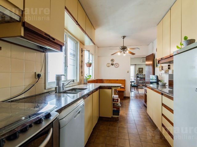 Semipiso al frente en venta de 3 dormitorios con dep. de servicio y cochera fija en Las Cañitas