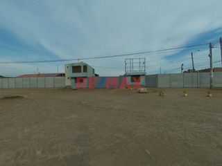 Foto 3 de Primer Nivel: Oficina con medio baño, escalera de acceso al segundo nivel, depósito, almacén con medio baño
Segundo Nivel: 2 Oficinas y un depósito