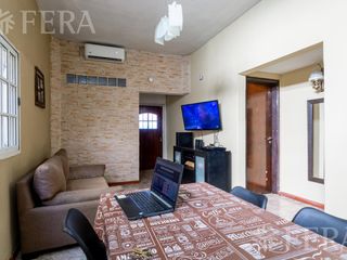 Venta casa 3 ambientes con cochera, patio, quincho y amplia terraza en Villa Dominico (31064)