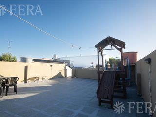 Venta casa 3 ambientes con cochera, patio, quincho y amplia terraza en Villa Dominico (31064)