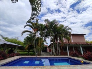 Se vende hermosa finca con piscina en Santa Elena El Cerrito Valle