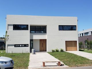 Foto 2 de CHALET DE 4 AMBIENTES DE CATEGORIA EN RUMENCO JOVEN, A ESTRENAR, VENDE Y PERMUTA