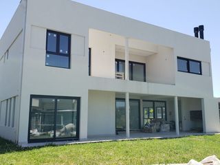 Foto 1 de CHALET DE 4 AMBIENTES DE CATEGORIA EN RUMENCO JOVEN, A ESTRENAR, VENDE Y PERMUTA