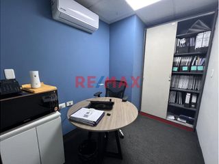 Foto 11 de ****** Disponible a partir del 02 de Mayo****** 

En el exclusivo Edificio Corporativo CENTRUM, esta oficina ofrece la combinación perfecta de ubica