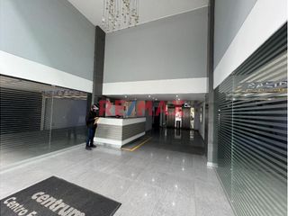 Foto 2 de ****** Disponible a partir del 02 de Mayo****** 

En el exclusivo Edificio Corporativo CENTRUM, esta oficina ofrece la combinación perfecta de ubica
