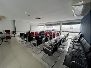 Foto 14 de ****** Disponible a partir del 02 de Mayo****** 

En el exclusivo Edificio Corporativo CENTRUM, esta oficina ofrece la combinación perfecta de ubica