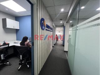 Foto 3 de ****** Disponible a partir del 02 de Mayo****** 

En el exclusivo Edificio Corporativo CENTRUM, esta oficina ofrece la combinación perfecta de ubica