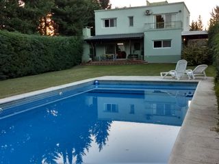 Excelente casa en venta 5 ambientes con cochera en Santa Maria de los Olivos -  Malvinas Argentinas