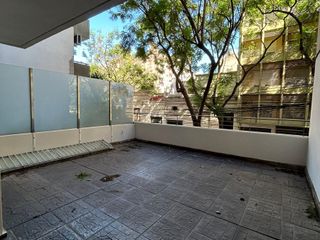 Montevideo 500, un dormitorio con balcón terraza.-