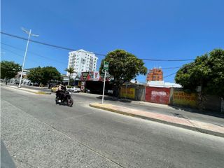 Se vende lote en avenida principal de Santa Marta, Colombia.