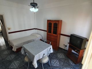 Foto 2 de Dos ambientes a la calle con balcon. Zona Hermitage / Aldrey