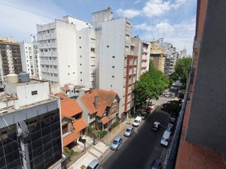 Foto 6 de Dos ambientes a la calle con balcon. Zona Hermitage / Aldrey
