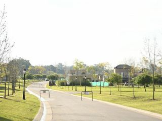 Espectacular lote en Santa Elisa a espacio verde, Pilar del Este.