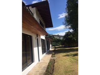 Casa con Terreno de 2543.35m2 en Venta Campo Alegre Monteserrin Quito