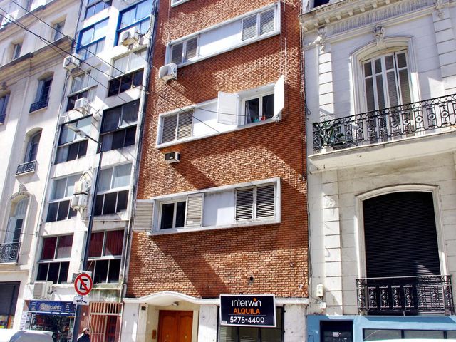 Luminoso monoambiente al frente sobre calle Paraná