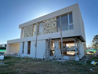 VENTA CASA - 3 DORMITORIOS FRENTE AL LAGO CENTRAL - PUERTO ROLDAN