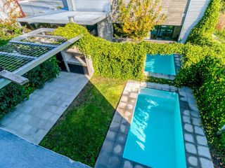 Casa venta 2 dormitorios 2 baños jardín pileta parrilla cochera 171 mts 2- City Bell