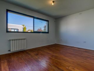 Casa venta 2 dormitorios 2 baños jardín pileta parrilla cochera 171 mts 2- City Bell
